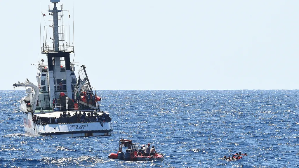 Někteří migranti z lodi Proactiva Open Arms skákali do moře