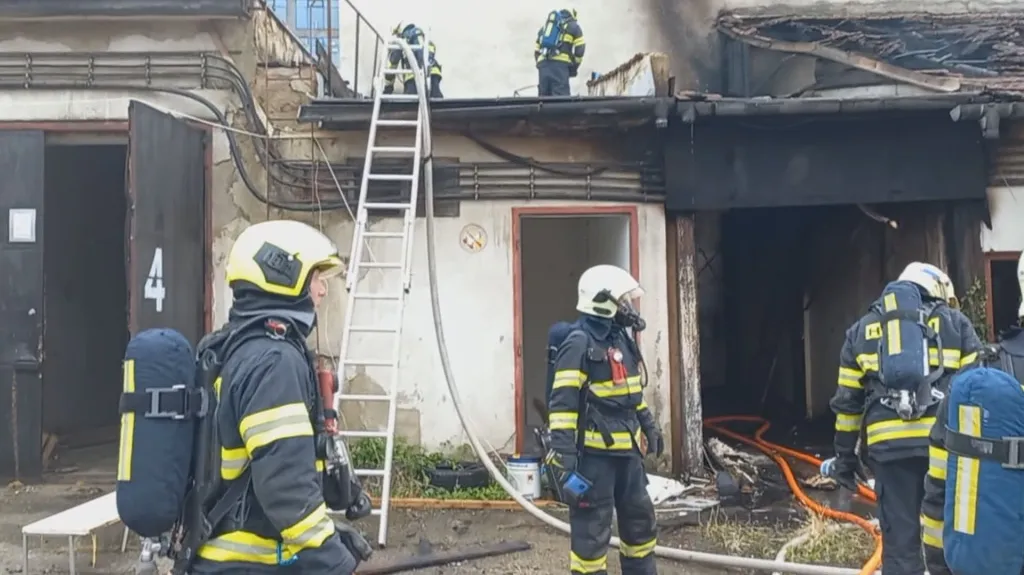 Hasiči likvidují požár v brněnské ulici Rumiště