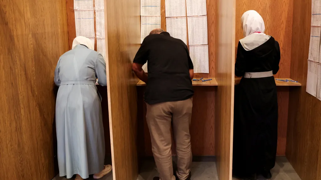 Členové volebních kolegií v Aleppu hlasují o kandidátech do nového syrského parlamentu po pádu vlády Bašára Asada