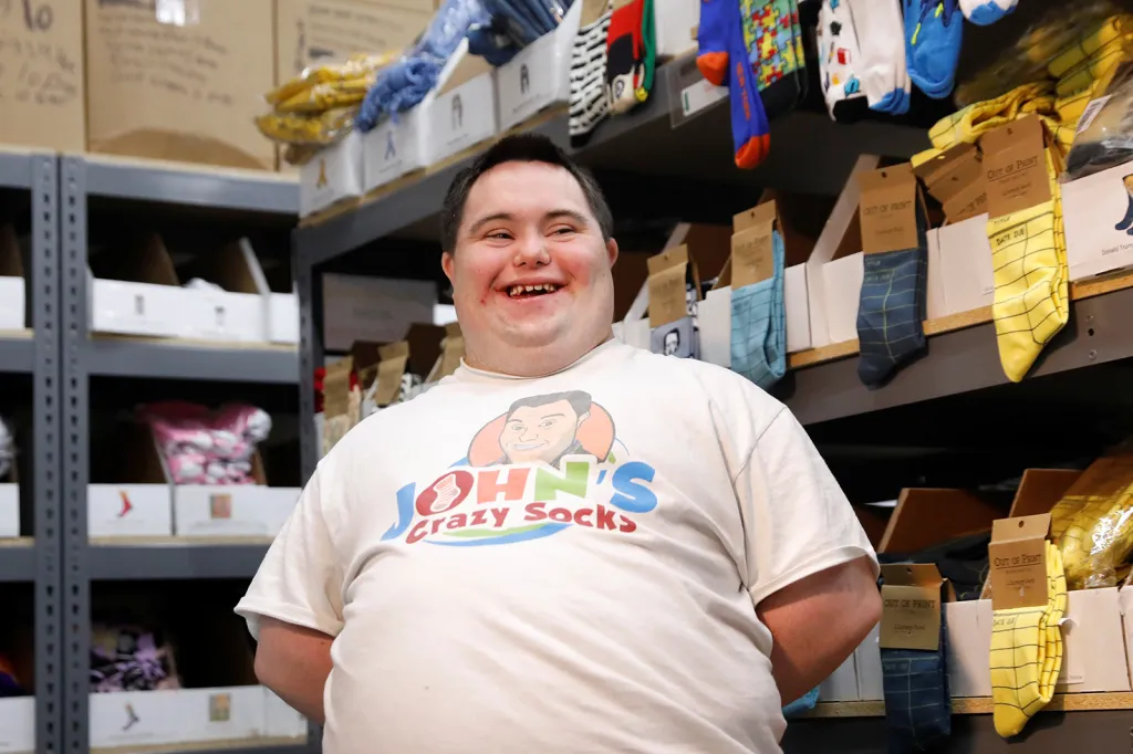 John Cronin s Downovým syndromem a úsměvem na tváři je zakladatelem společnosti John's Crazy Socks (Johnovy bláznivé ponožky), e-shopu, který přispívá procenty ze zisku na charitu, jež pomáhá jiným lidem s postižením v New Yorku.