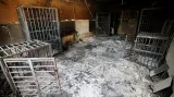 Ohořelé vězeňské cely ve vězení ve Fallúdži, které využíval Islámský stát