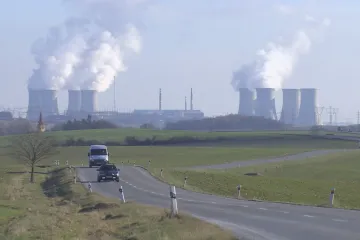 Mimořádná daň pro firmy či banky má platit dál. Chce to část koalice, Stanjurovi navzdory