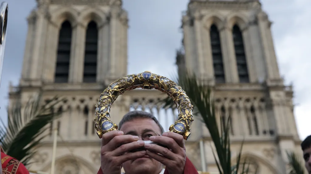 Francouzský arcibiskup Patrick Chauvet s trnovou korunou z Notre-Dame v roce 2014