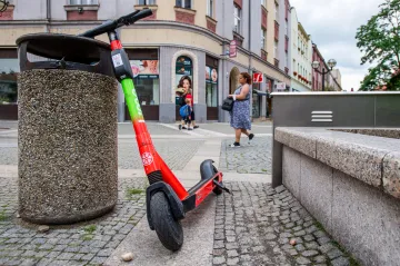 Úrazů na elektrokoloběžkách přibývá. Jezdci nenosí helmu a řídí opilí 