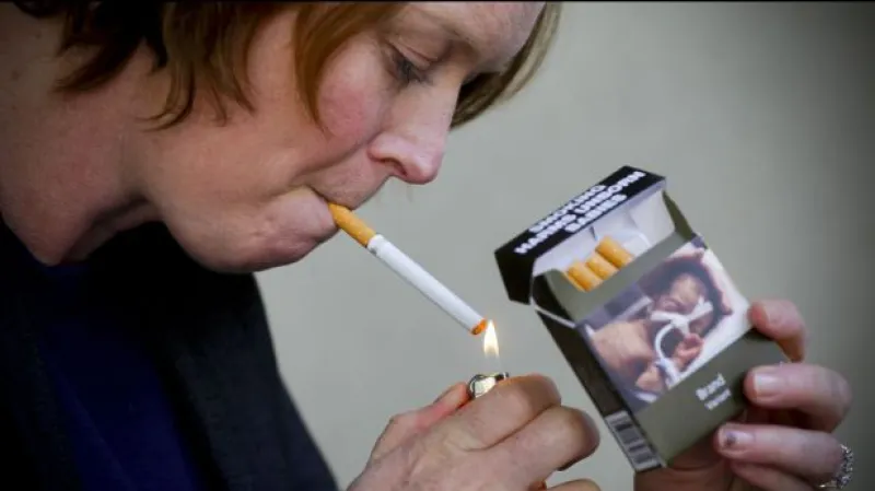 Brusel chce zabránit mladistvým začít s kouřením