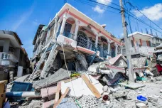 Počet obětí zemětřesení na Haiti vzrostl na 724, zraněných je zhruba dva tisíce lidí