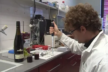 Elektronický jazyk ochutnává víno. Pozná to nekvalitní