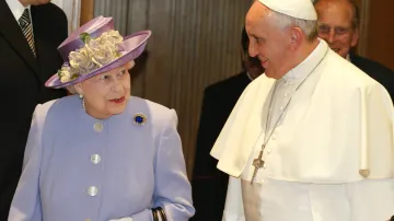 Papež František přijal královnu Alžbětu
