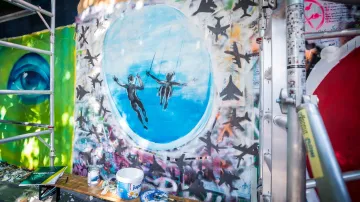Evropští umělci přemalovávají Lennovu zeď na Zeď svobody a energie
