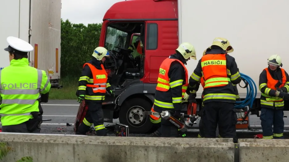 Nehoda tří kamionů na dálnici D1