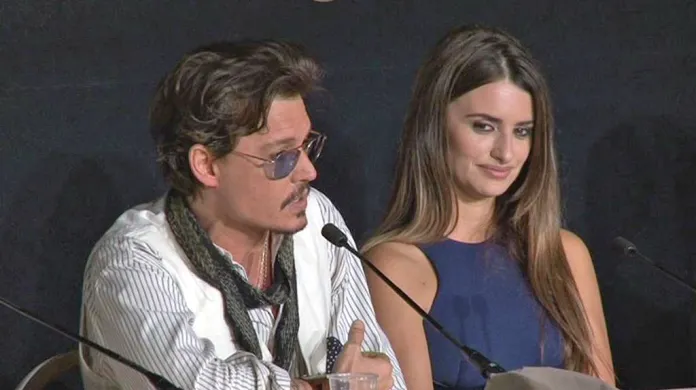 Johnny Depp a Penelope Cruzová na TK v Cannes