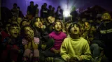 Děti uprchlíků v provizorním uprchlickém táboře poblíž vesnice Idomeni na makedonsko-řecké hranici sledují animovaný film. Uprchlické „Cesty naděje“ směrem do Západní Evropy končí podle evropských opatření přijatých v dubnu 2016 na Balkáně.