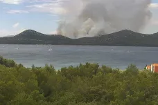 Hasičům se podařilo dostat požár v Chorvatsku pod kontrolu, lidé si stěžují na kouř a popel