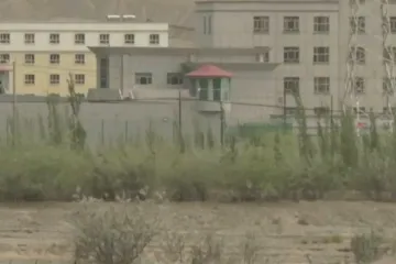 Ujguři musí v převýchovných táborech poděkovat Si Ťin-pchingovi, pak teprve dostanou najíst