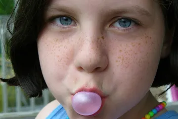 Žvýkání je pro člověka nečekaně energeticky náročné. Vědci poprvé změřili, co to stojí