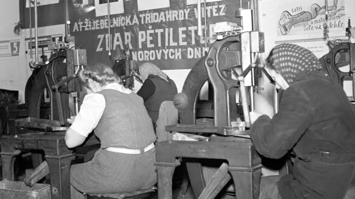 Dobový text: Čeští a slovenští pracující v celé republice se dali na pochod k socialismu. Před branami závodů vítaly pracující závodní kapely a vpochodovaly s nimi do továrních hal, kde jim vyhrávaly i při zahájení první práce v pětiletce. Se zpěvem na rtech zapínali dělníci své stroje, vesele a s radostí v očích brali do rukou první součásti úkolu, jimiž je pověřila pětiletka. (3. ledna 1949).