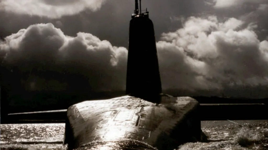 Archivní snímek britské jaderné ponorky HMS Vanguard s jadernými raketami Trident