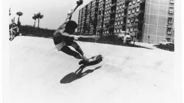 Skateboarding jako divoká jízda za svobodou v normalizační šedi. Portrét jedné generace přináší Šimon Šafránek v dokumentu King Skate