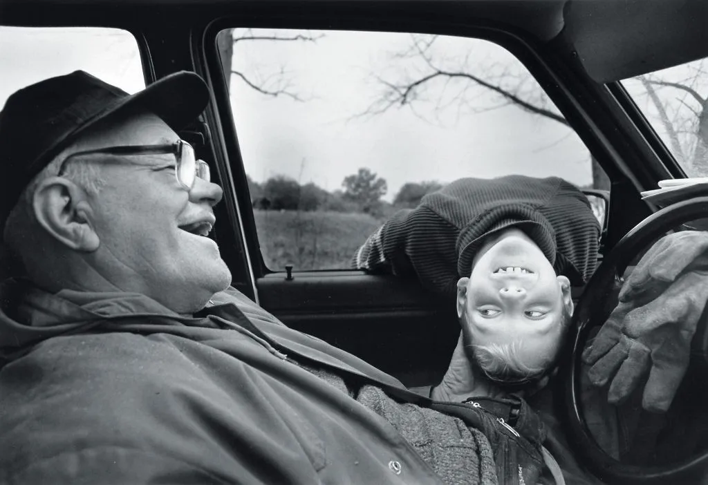 Fotografie roku 2003. Jan Rajter s malým Vašíkem na pastvině v Mrzlicích. Zachycuje sedláka, který se kvůli svému hospodářství pustil do křížku s nadnárodní společností Nemak.