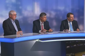Na přijetí eura není třeba spěchat, shodli se expremiéři Paroubek, Fischer a Rusnok