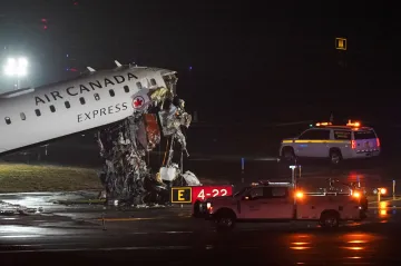 Na newyorském letišti LaGuardia se srazilo letadlo s hasičským vozem