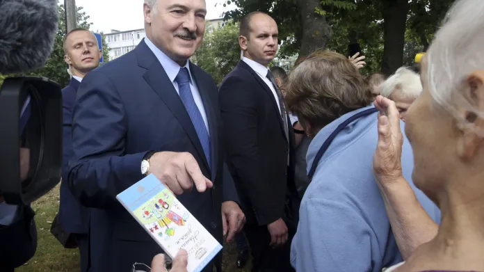 Alexandr Lukašenko během návštěvy školy ve městě Baranoviči