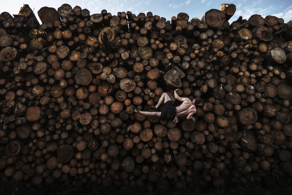 První místo v sekci Sport: Adam Pretty se snímkem Log Pile Bouldering (Hromada špalků)