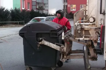 Popeláři o Vánocích volno nemají. Kontejnery jsou plné