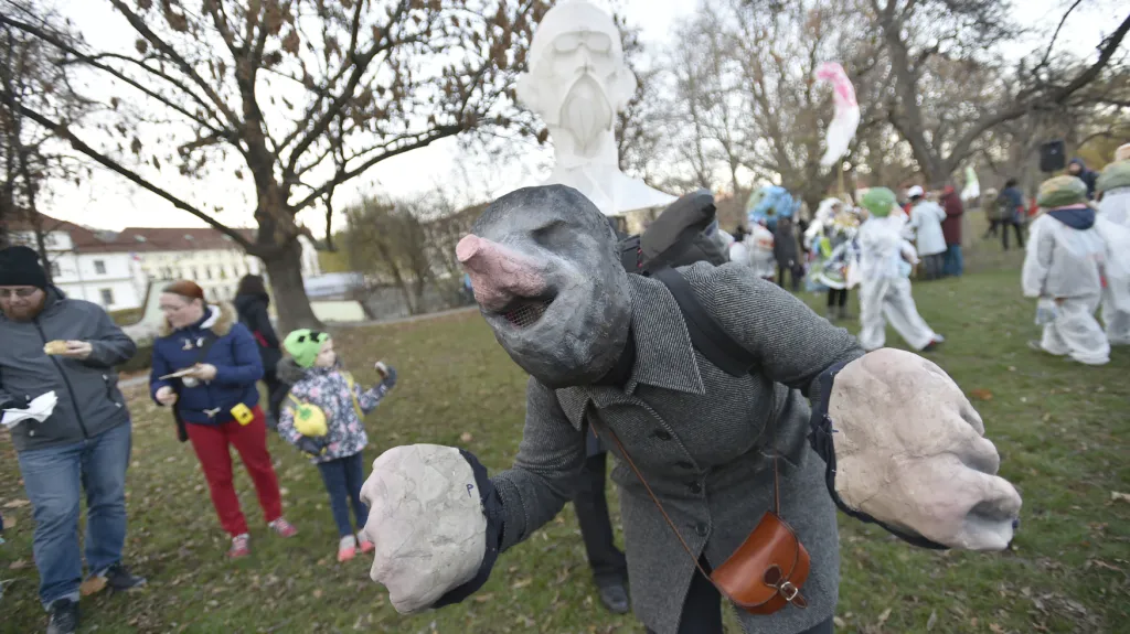Satirický karnevalový průvod masek Sametové posvícení