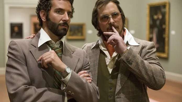 Špinavý trik / American Hustle (2013), režie: David O. Russell, na snímku Bradley Cooper a Christian Bale