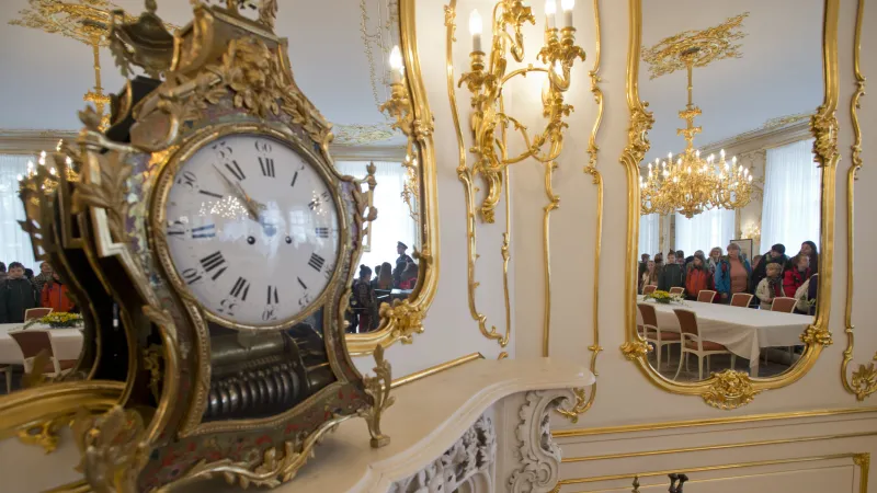 Hodiny v Zrcadlovém sále, které jsou známy z prezidentských novoročních projevů před rokem 1989