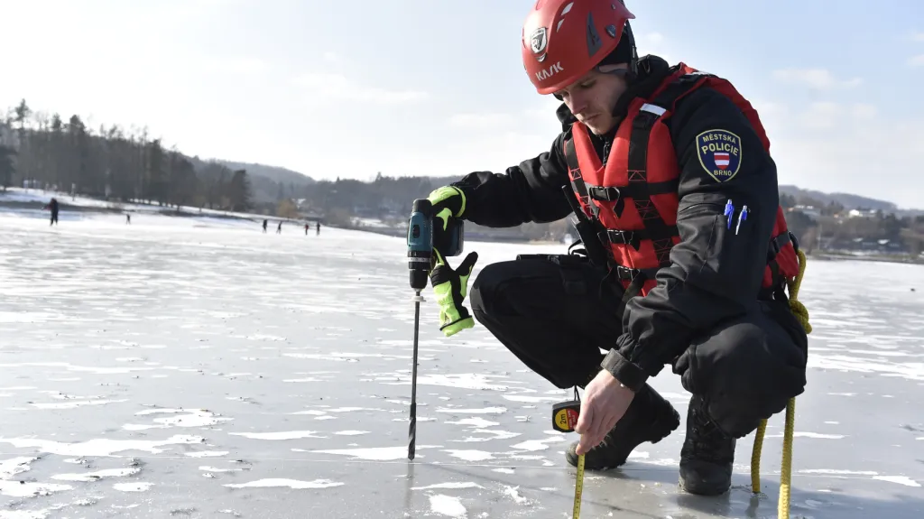 Strážníci měří tloušťku ledu na Brněnské přehradě