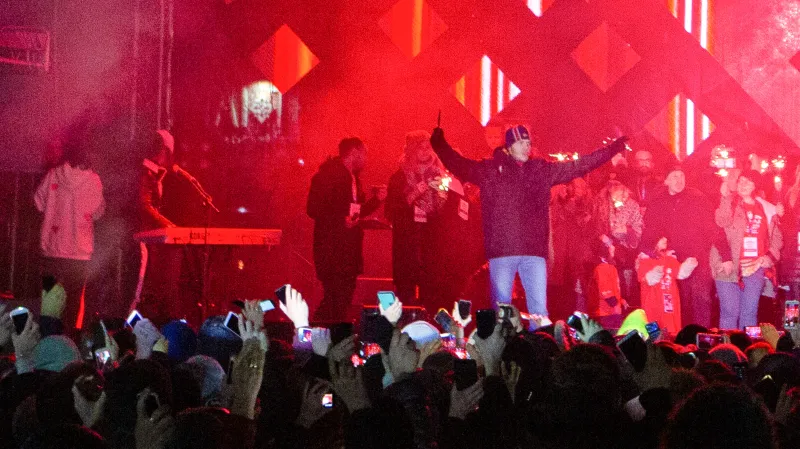 Muž po útoku na starostu exhiboval na pódiu