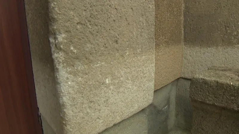 Výška hladiny při povodních je patrná ještě dnes