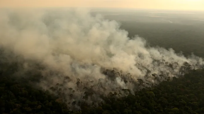 Rozsáhlé požáry v amazonském pralese z leteckého záběru, poblíž města Porto Velho