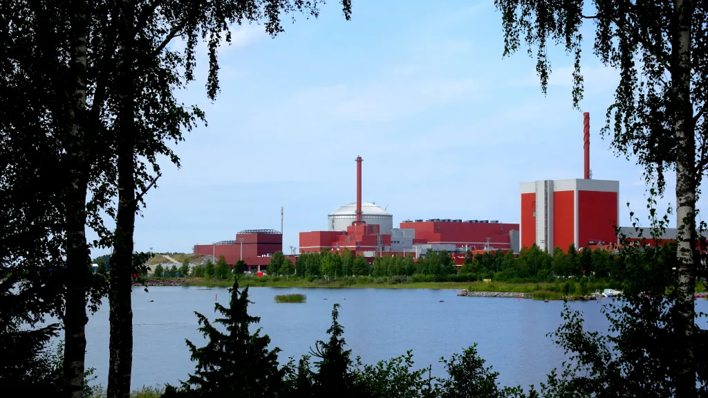 Pohled na finský reaktor Olkiluoto 3 v Eurajoki (snímek je z roku 2017)