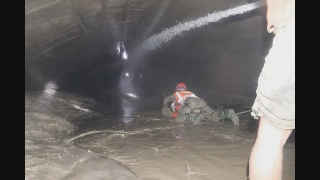 Záchranáři v Nepálu vyprostili z tunelu vodní elektrárny dva přeživší