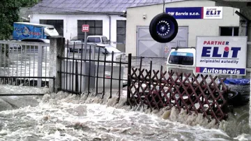 Praha, zatopený autoservis u potoka Botič