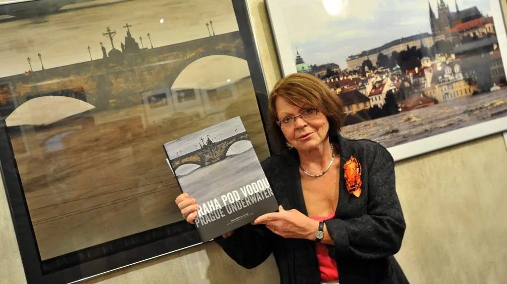 Praha pod vodou / Výstavu zahájila ředitelka galerie Daniela Mrázková