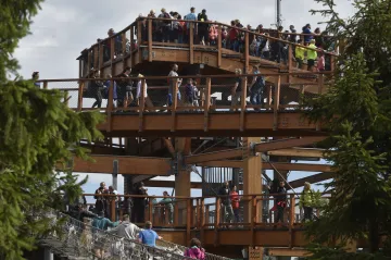 Oblíbené lokality jsou zavalené turisty, ale také odpadky. Nepomohl ani nouzový stav
