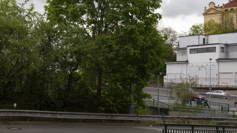 Křižovatka v Holešovičkách v roce 1942 a 2019