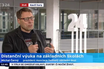 Rodiče nejmenších žáků budou učitelům muset dělat asistenta, řekl šéf asociace ředitelů Černý