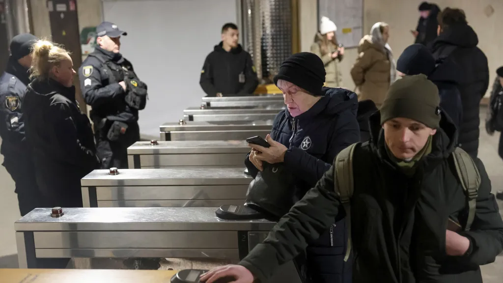 Lidé v kyjevském metru, které kvůli blackoutu přerušilo provoz