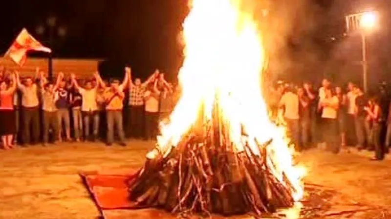 Půlnoční vatry připomněly výročí rusko-gruzínské války