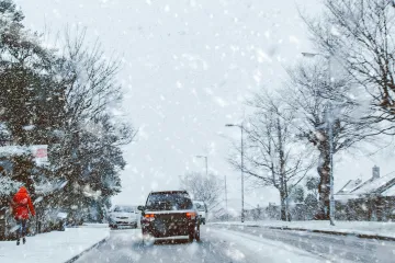 Sníh ztěžuje dopravu ve středních Čechách, autobusy nabírají zpoždění