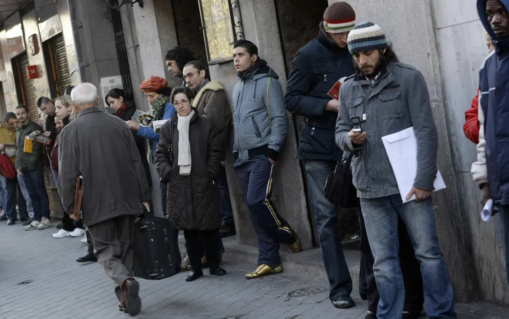 Lidé ve frontě před úřadem práce v Madridu v listopadu 2008. Počet nezaměstnaných Španělů se v říjnu vyšplhal na nejhorší úroveň v eurozóně
