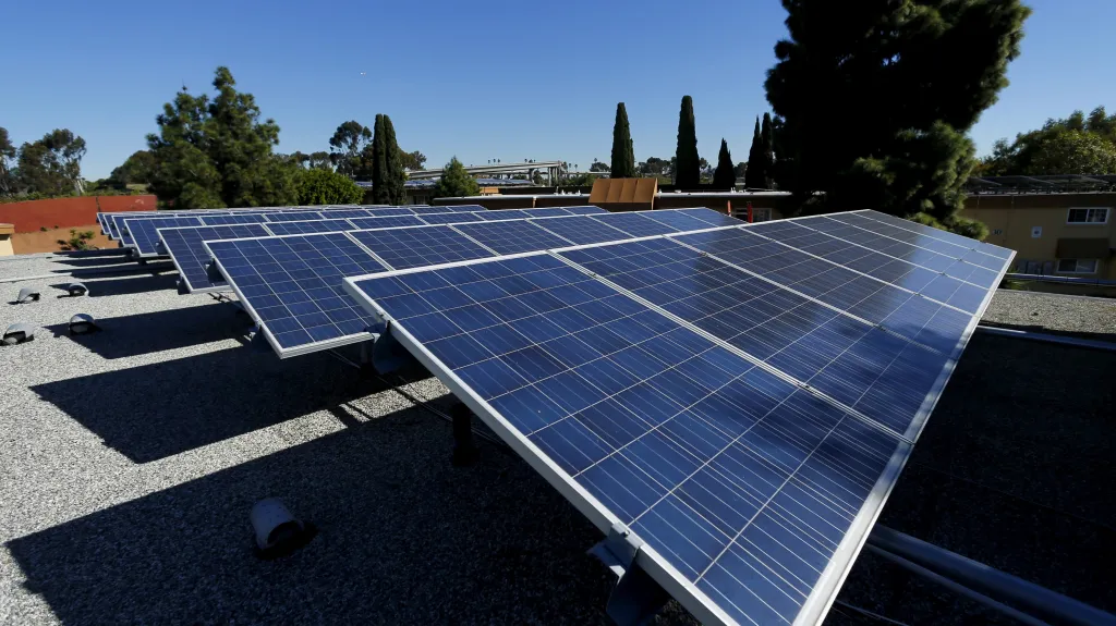 Solární panely na střeše rezidenčního komplexu v kalifornském městě National City
