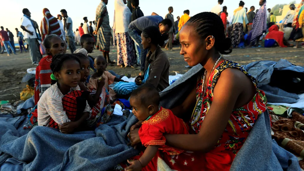 Civilisté prchají před ozbrojeným konfliktem v Etiopii. Většina uprchlíků směřuje do sousedního Súdánu