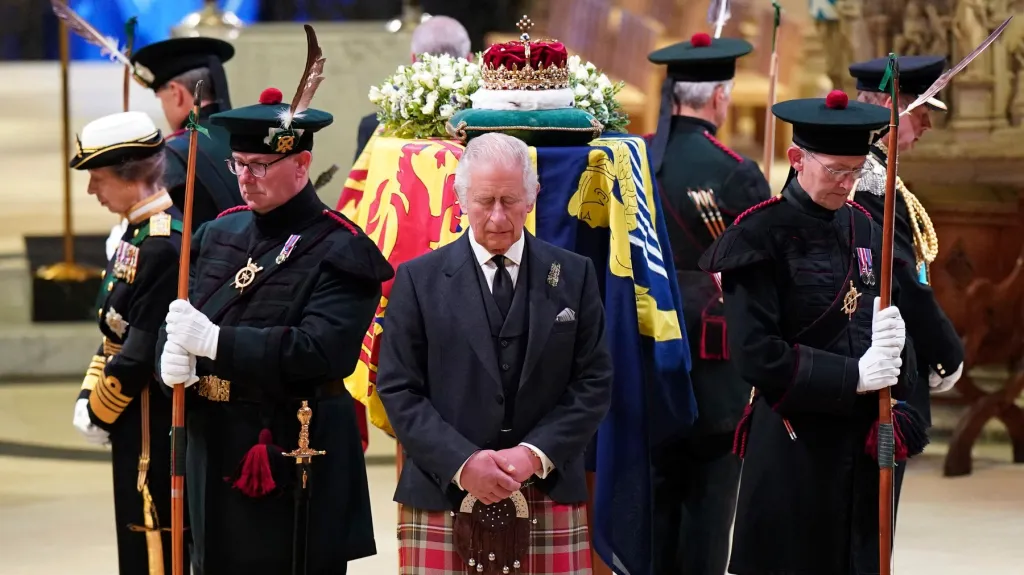 Král Karel III. u rakve s královnou Alžbětou II. v edinburské katedrále svatého Jiljí