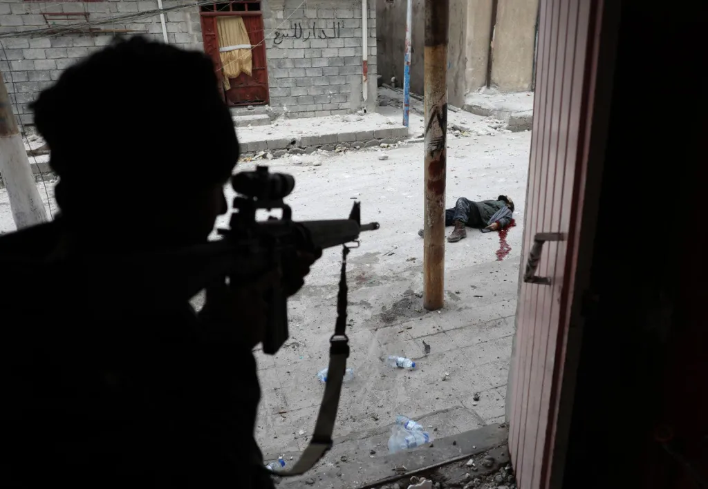 Třrtí cena v kategorii Aktualita. Krize na Středním východě. Voják írácké armády okamžik poté, co zastřelil muže podezřelého z přípravy sebevražedného atentátu během bitvy o Mosul.